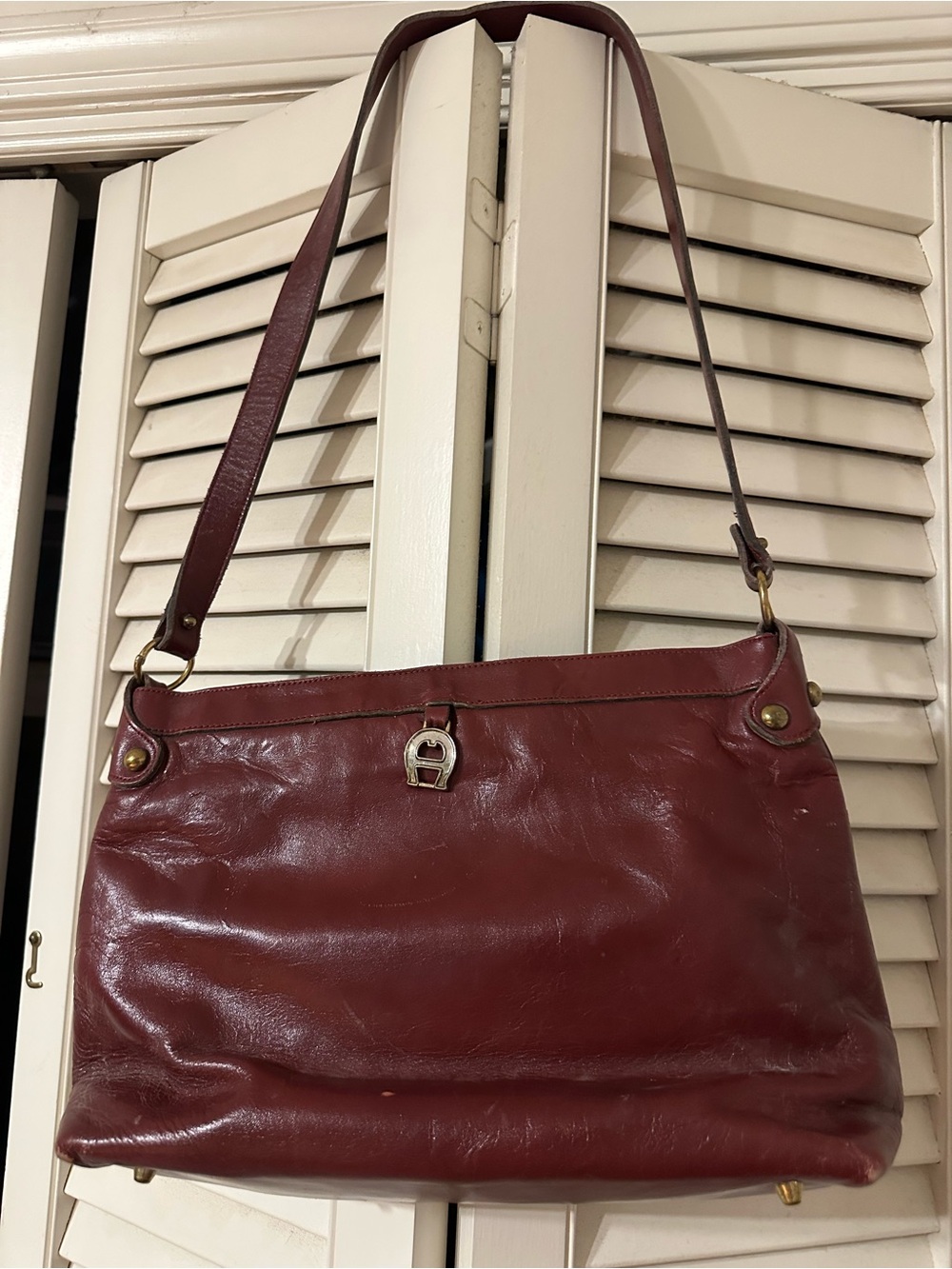 Leather Shoulder Bag in Burgundy - Aigner